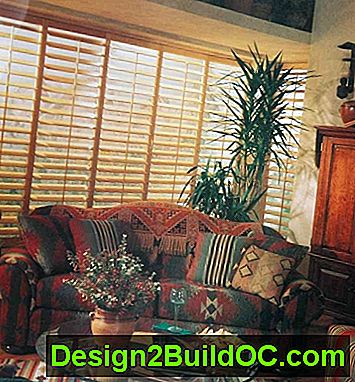 © Brede houten lamellen op een luikbehandeling in deze zuidwestelijke woonkamer creëren een sterk lineair patroon aan het venster zonder een spoor van afdruk, stof of kleur.