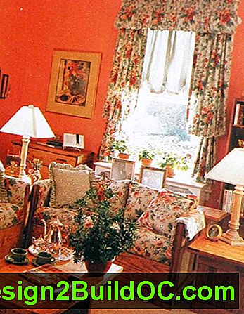 © This End Up Furniture Co., Inc. Floral chintz is de definitieve stof voor de Engelse landelijke stijl. Engelse land verdient meer decoratieve furbelows voor de ramen, zoals blijkt uit deze poef volant en ballon schaduw.