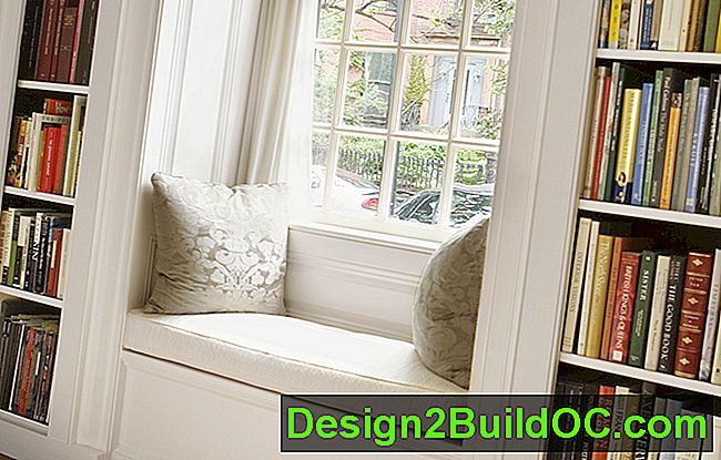 Fönsterstol i hemmakontor mellan inbyggda bokhyllor