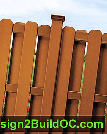 primer ograje, zgrajene z lesenim sestavkom