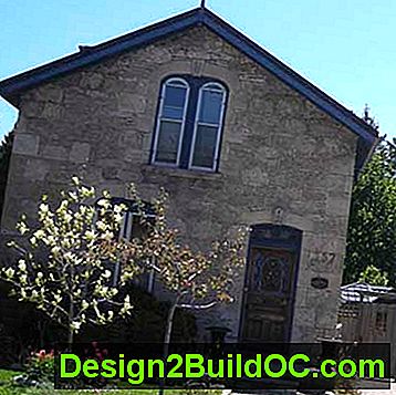 старо камена италијанска радничка кућа у одељењу Ст. Патрицк, Гуелпх, Онтарио, Канада