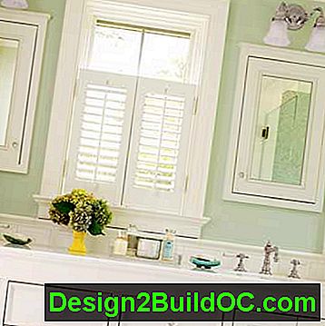 svetla kopalnica s starinskimi poudarki in bela cabinetry