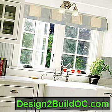 kuhinjski umivalnik z oknom in belo cabinetry