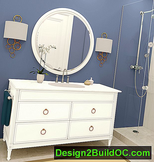 badeværelse med hvid spejlet forfængelighed, glas brusekabine og vægmalet purpurblå