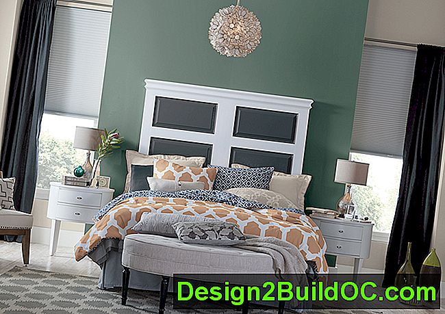 soveværelse med væg bag sengen malede en grå-grøn farve