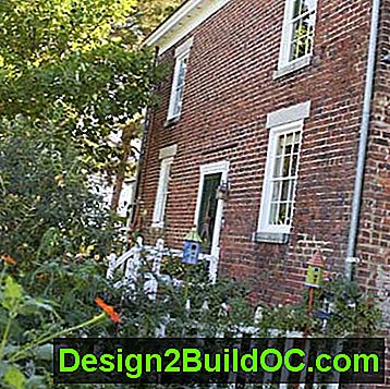 voorkant van huis en tuin met faux-ingang na renovatie