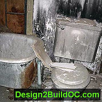 Badkamer voor renovatie met smerig bad en toilet