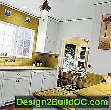 bijela kuhinja s žuto-popločanim radnim pločama i backsplashes