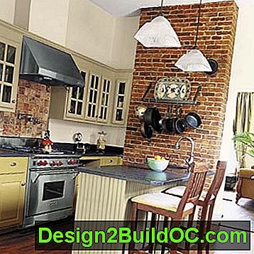 Mala kuhinja s izloženim zidom, osvjetljenje privjesaka i uređaji od nehrđajućeg čelika