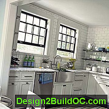 Kuhinja s bijelim podzemnim pločicama, plutajućim policama, sudoperom u nehrđajućoj kuci