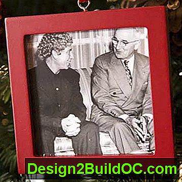 Коледно дърво украшение с снимка на Труман и Харпо Маркс в стаята Труман в къщата на Блеър във Вашингтон