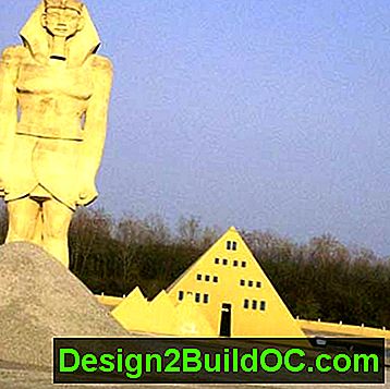et pyramideformet hus med gigantisk King Tut-statue på siden i Gurnee, IL