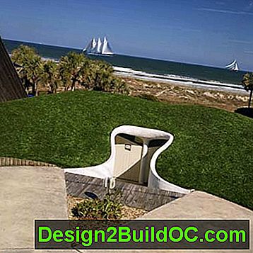 et hus bygget inn i en sanddynes side i Atlantic Beach, FL