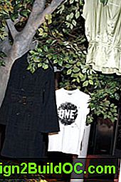 Oblačila visi z drevesa na zabavi leta 2006 Edun One, nalepko, ki jo je imela rock zvezda Bono in njegova žena Ali Hewson v Londonu.
