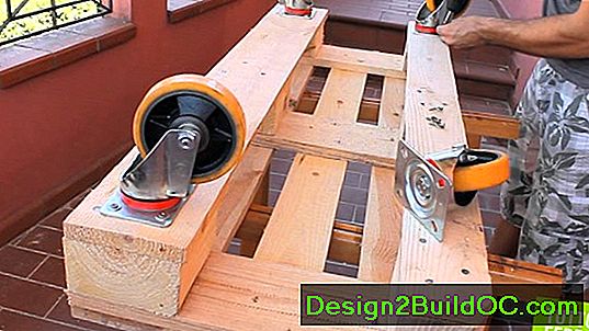 Come Costruire Un Tavolino Da Una Porta Dell'Armadio Recuperato